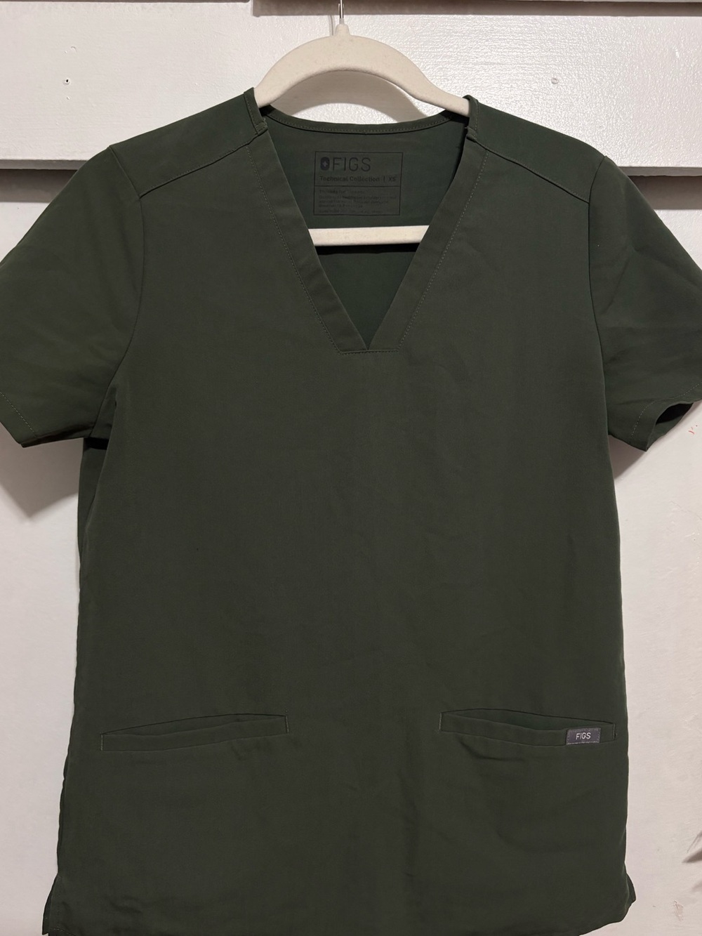 FIGS Olive Green V-Neck Scrub Top and pants set Moss green